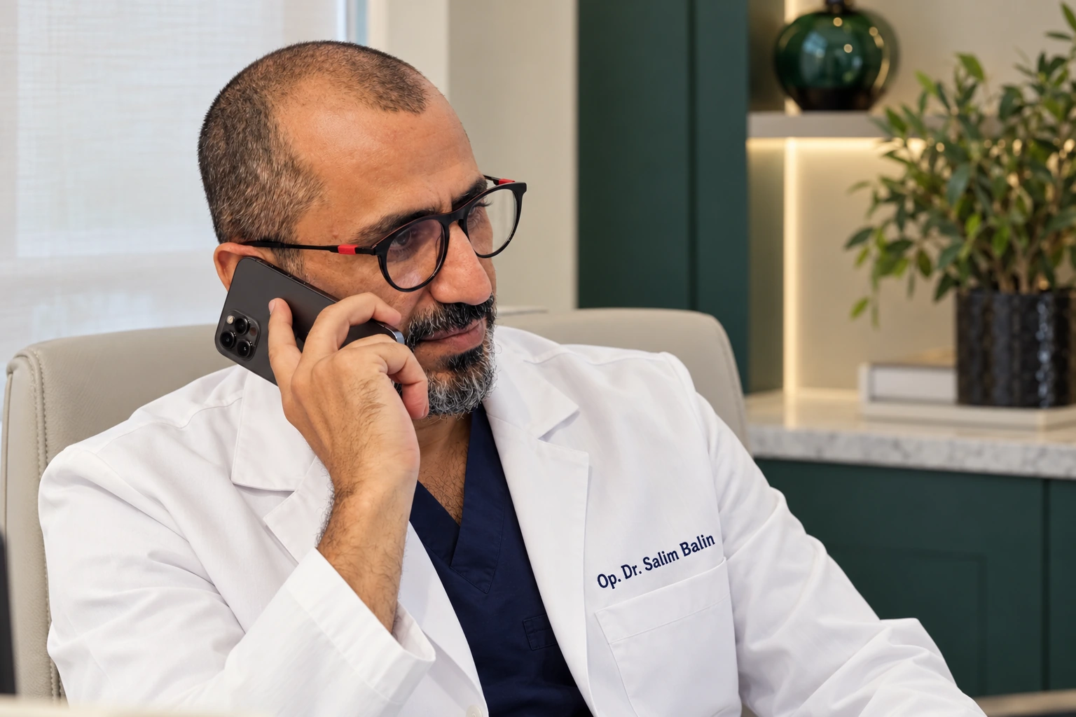Op. Dr. Salim Balin — telefonla görüşme görseli