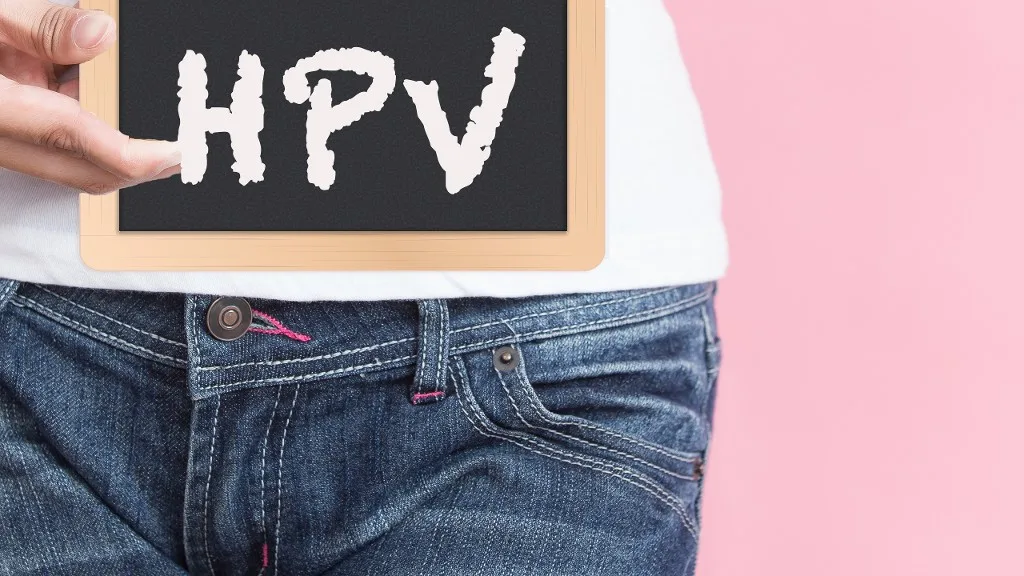 Üzerinde HPV yazan tahta – genital bölge HPV siğilleri konusunu temsil eden görsel
